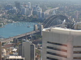 V&yacute;hled na Harbour Bridge ze Sydney Tower vysok&eacute; 293m | Australia - Sydney Tower, Opera a RBG - 1.4.2010